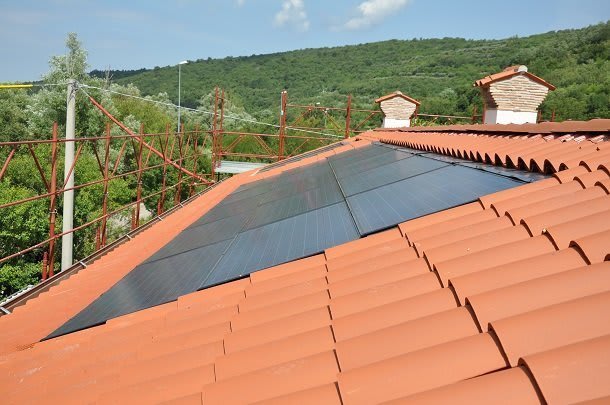 Indach-Photovoltaik in Dach mit roten Ziegeln