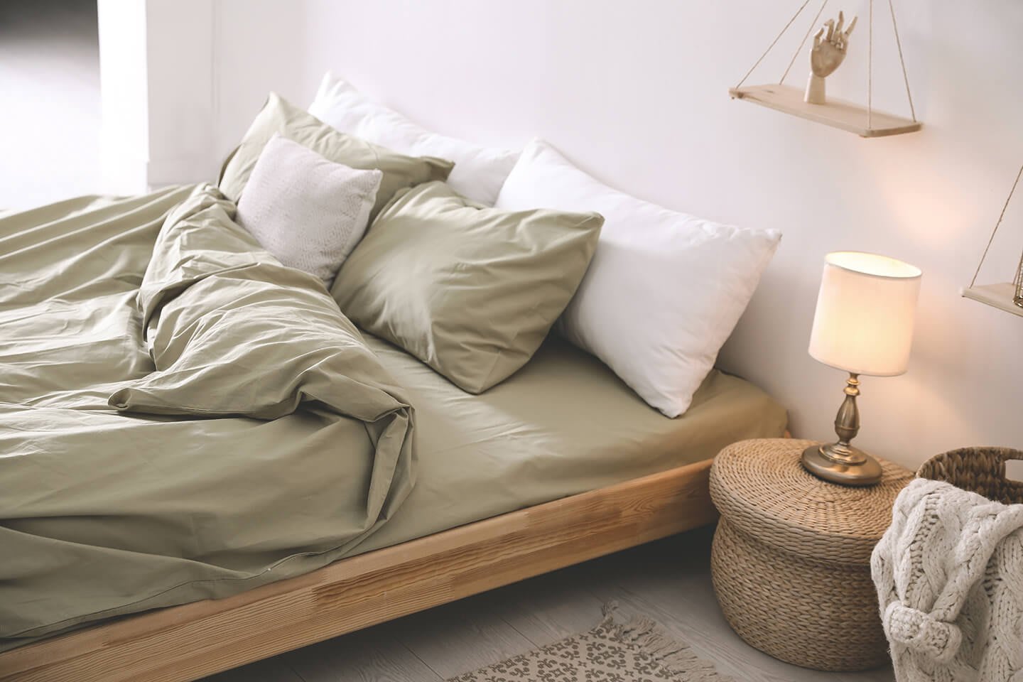 Gemütliches Schlafzimmer mit Holzbett und mintgrüner Bettwäsche