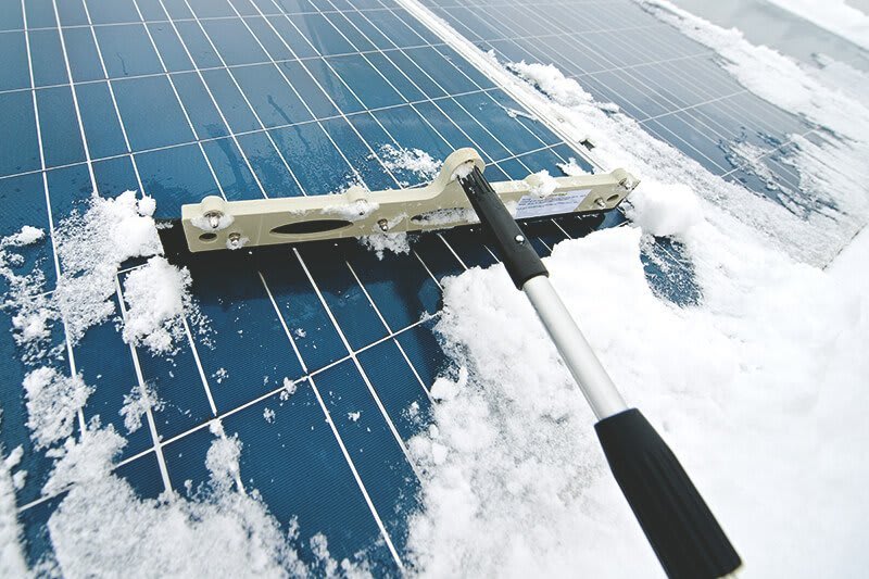 Module einer Solaranlage werden von Schnee befreit