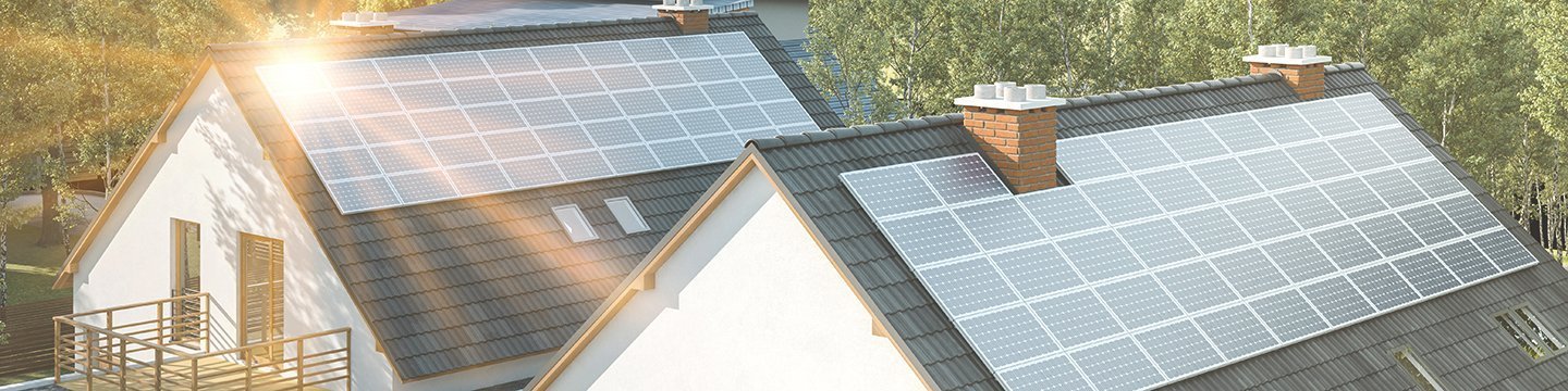 Solaranlage auf dem Dach von Häusern