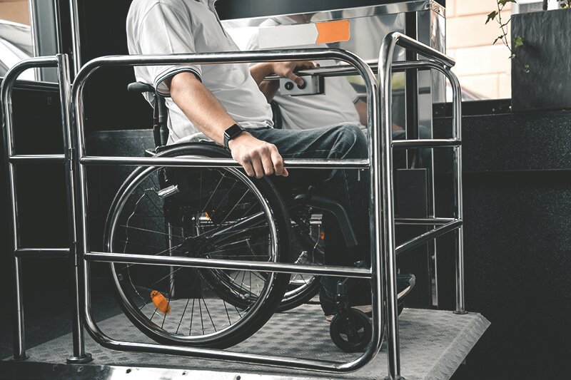 Rollstuhlfahrer auf Plattformaufzug