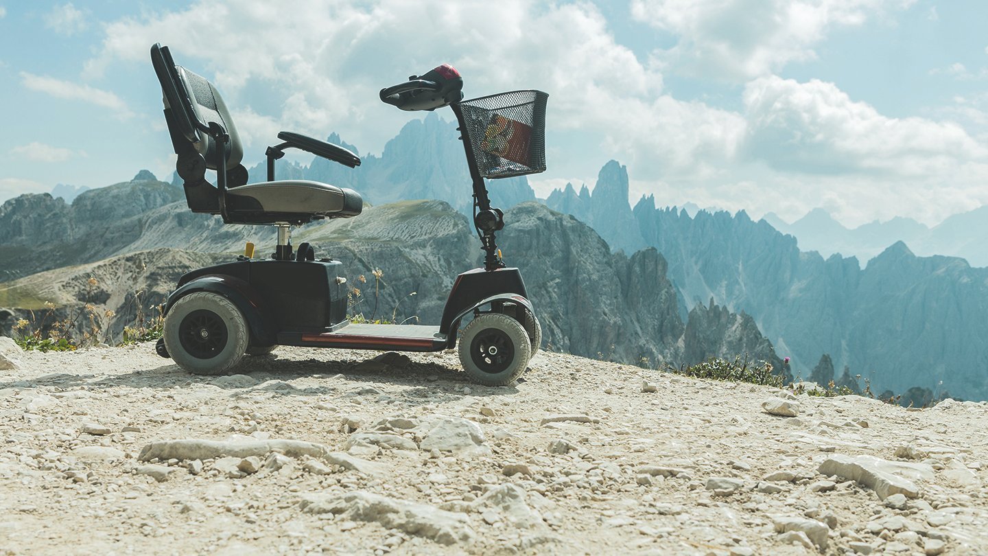 Elektromobil mit vier Rädern steht vor Bergkulisse