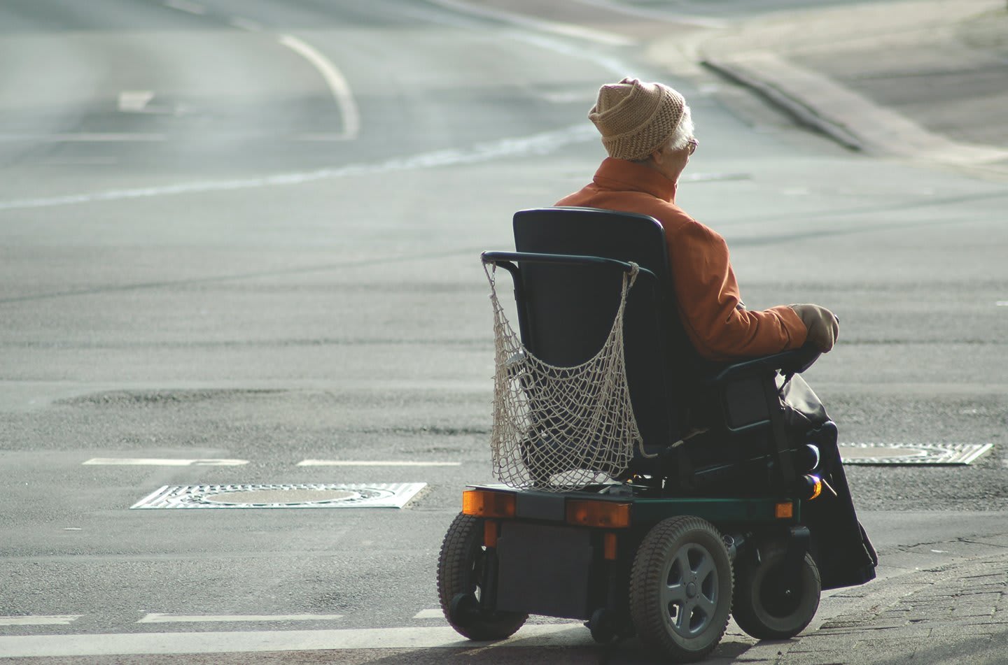 Ältere Frau fährt einen Elektrorollstuhl 