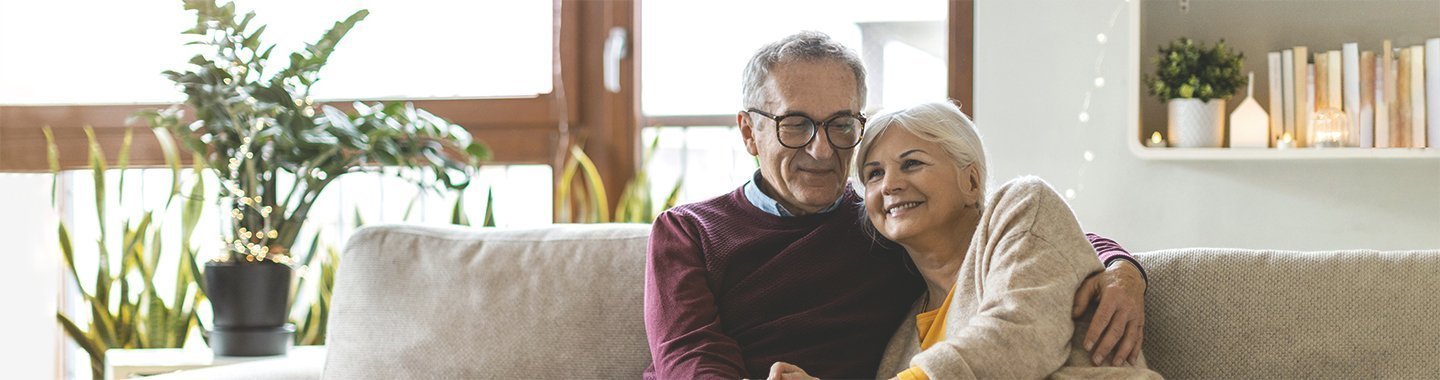 Älteres Paar wohnt altersgerecht