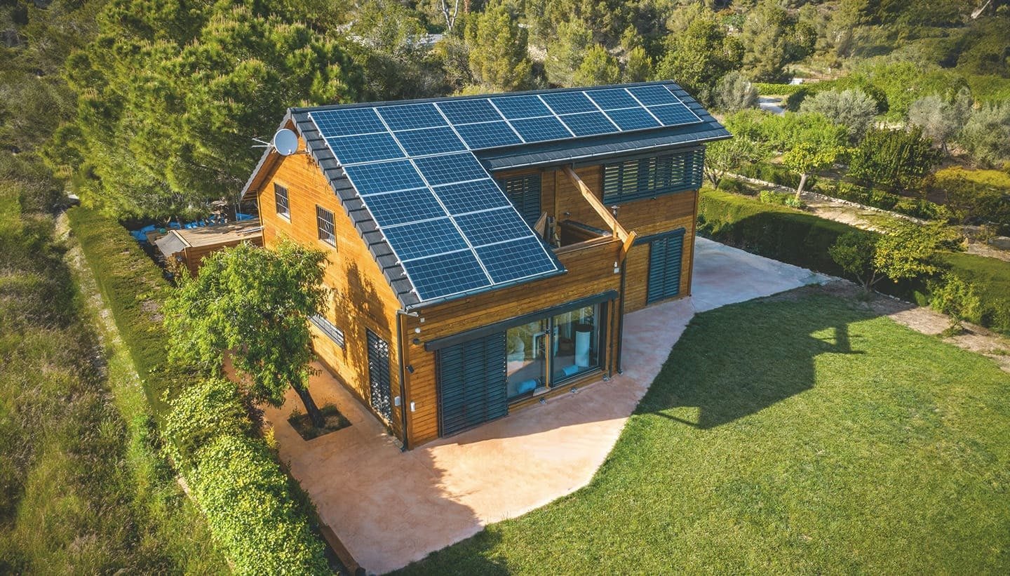 Einfamilienhaus aus Holz mit großer Solaranlage auf dem Dach 