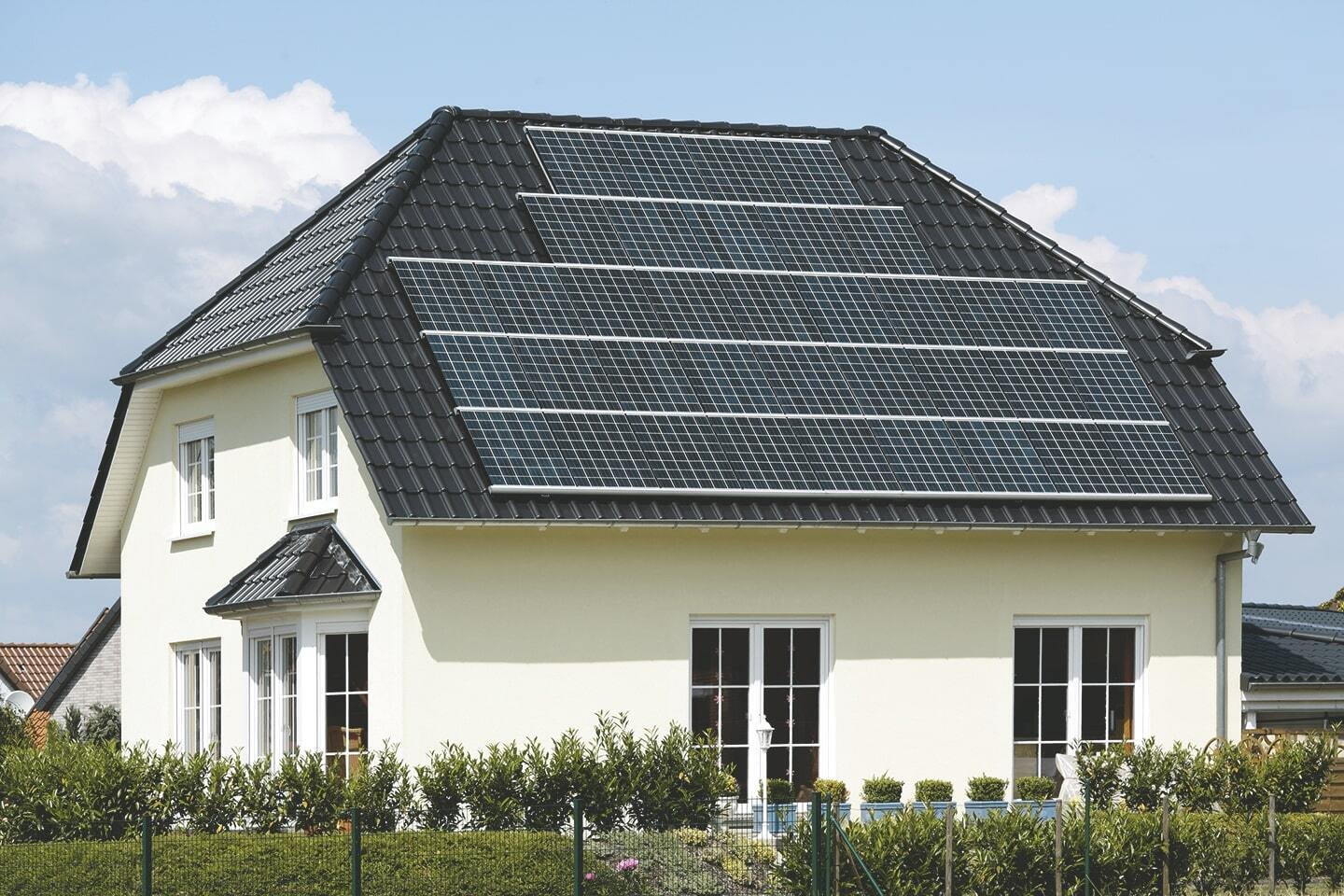 Solaranlage auf Einfamilienhaus mit gepflegtem Garten