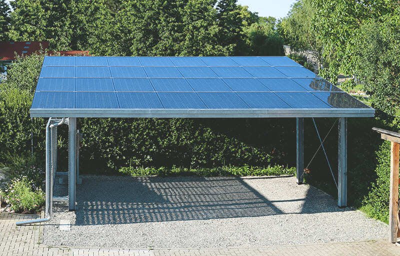 Carport mit Solardach, das Halbschatten spendet.