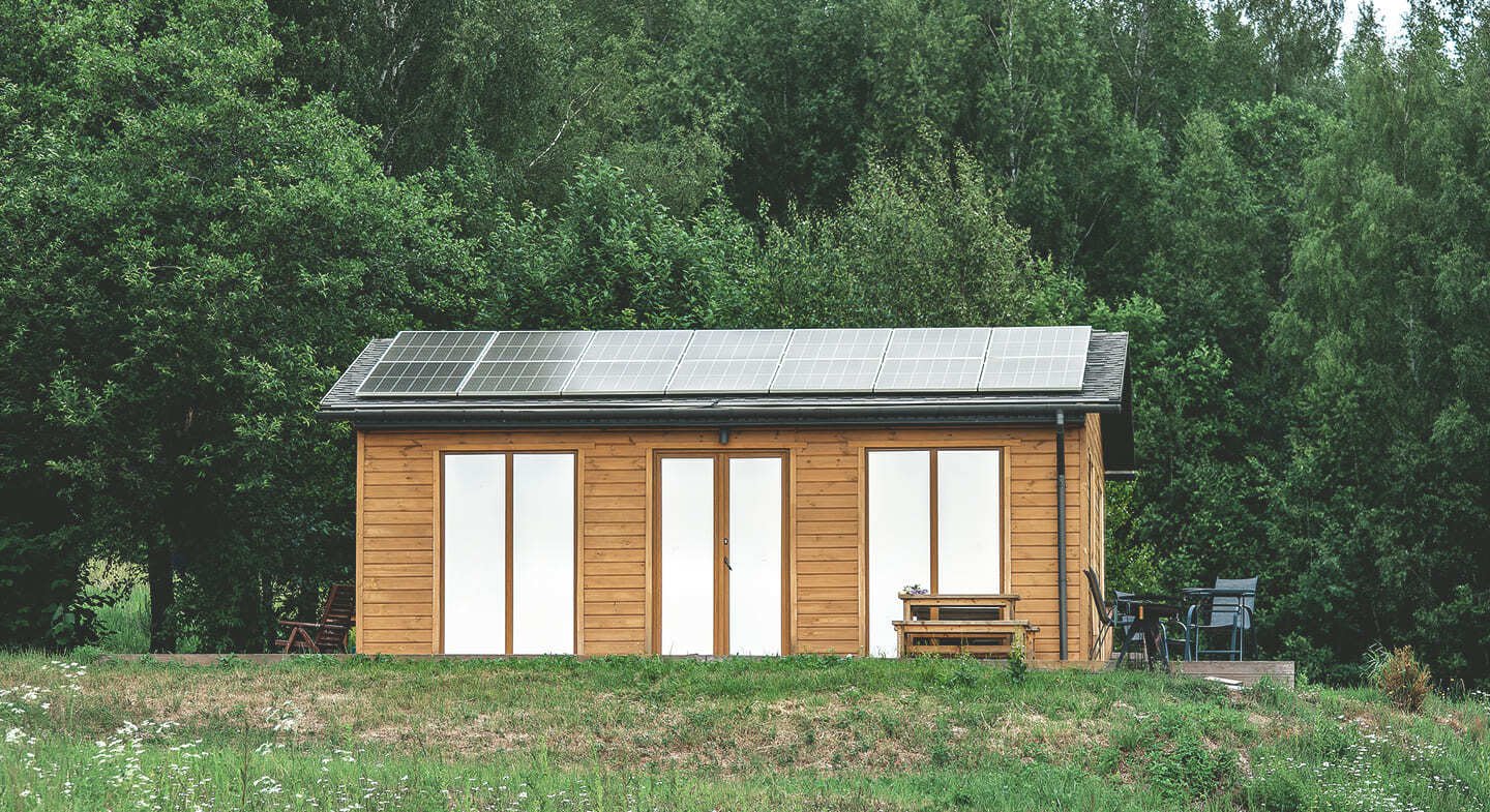 Gartenhaus aus Holz mit Solaranlage auf dem Dach