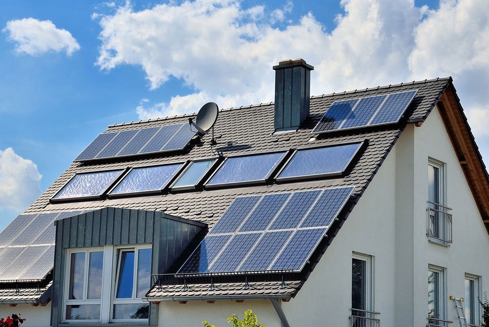Photovoltaik und Solarthermie kombiniert auf einem Dach