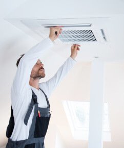 Handwerker bei der Reparatur der Klimaanlage