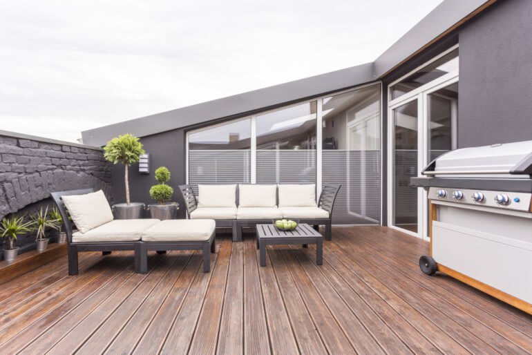 Moderne Terrasse mit Holzboden 