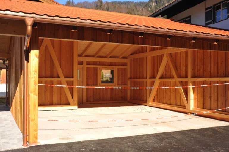 Holz-Carport Mit Dachziegeln
