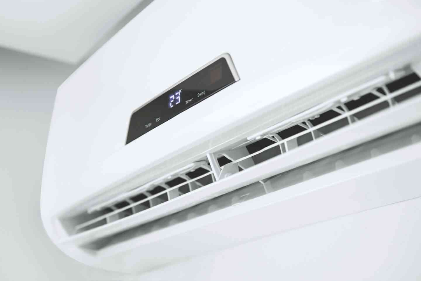 Nahaufnahme einer Split-Klimaanlage in Weiß