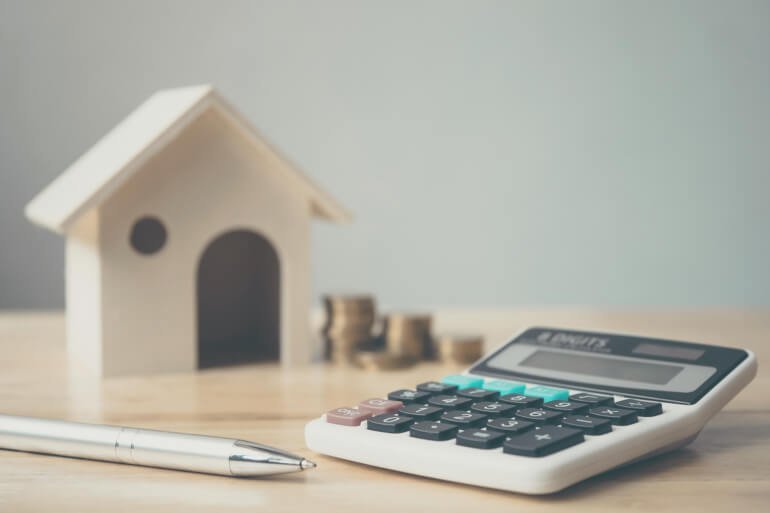 Taschenrechner zum Berechnen der Kosten eines Hausverkaufs