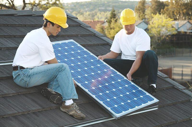 Solaranlage wird auf dem Dach installiert
