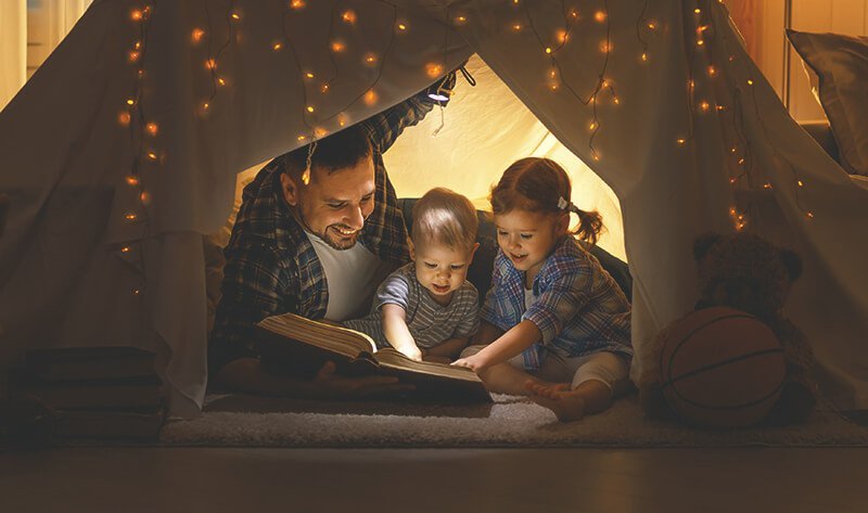 Familie liest zusammen ein Buch