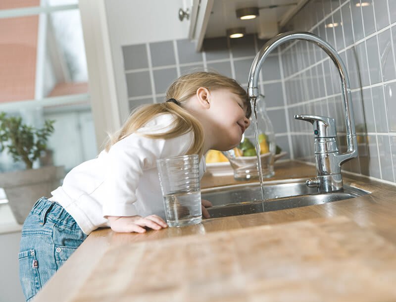 Kind Trinkt Wasser Aus Wasserhahn