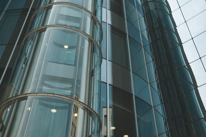Außenaufzug aus Glas an Bürogebäude