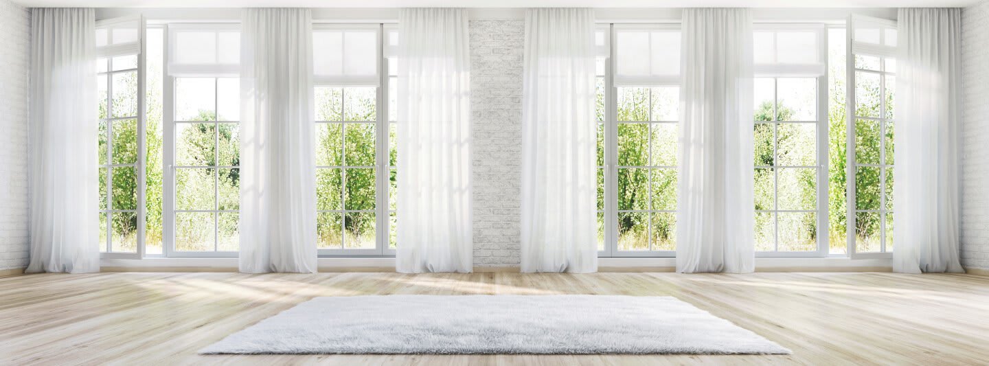 weiße Fenster mit weißen Vorhängen im leeren Raum