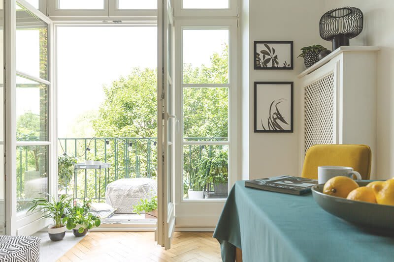 Küche mit Balkontür