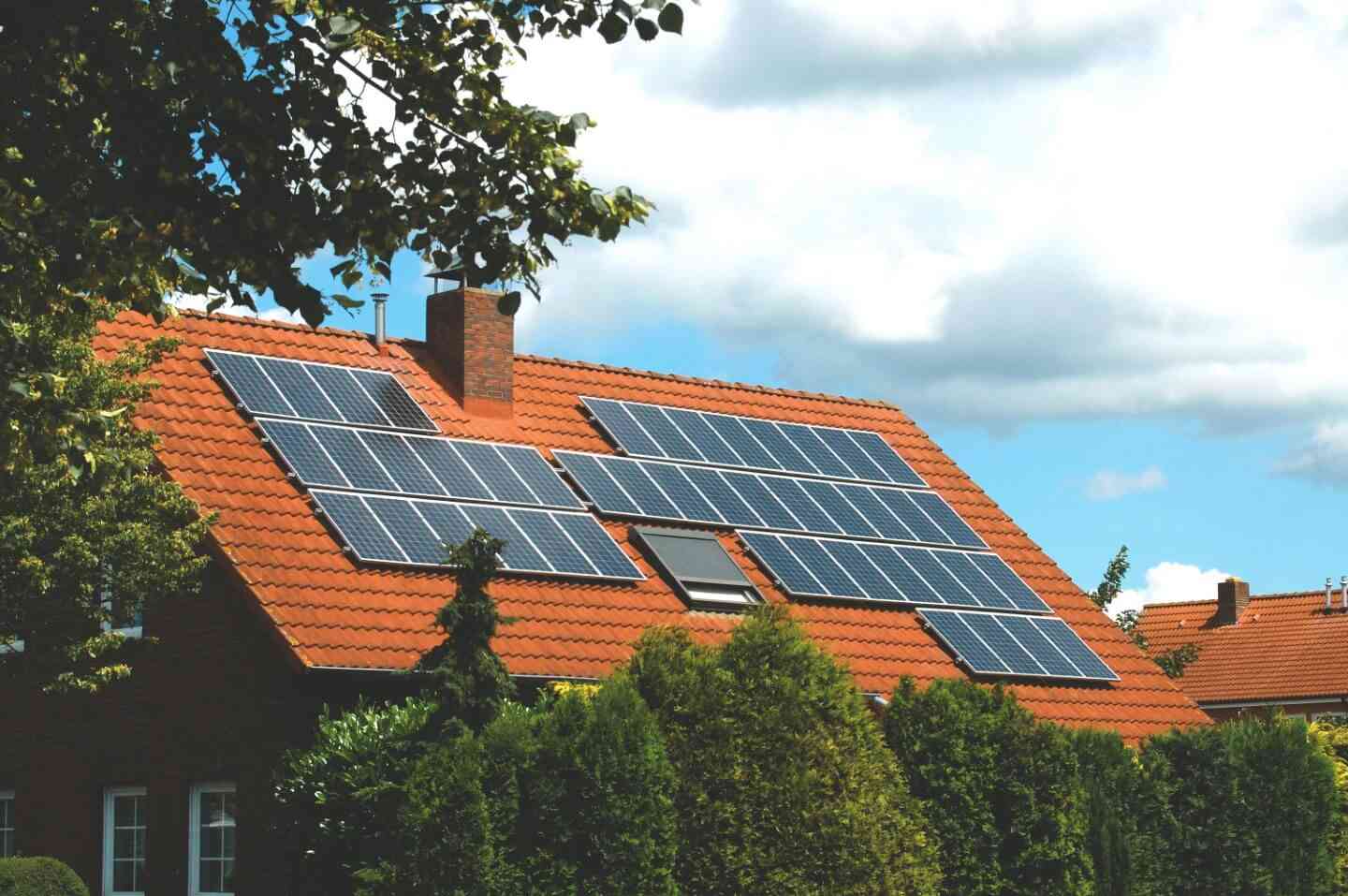 Haus mit Solaranlage auf Dach
