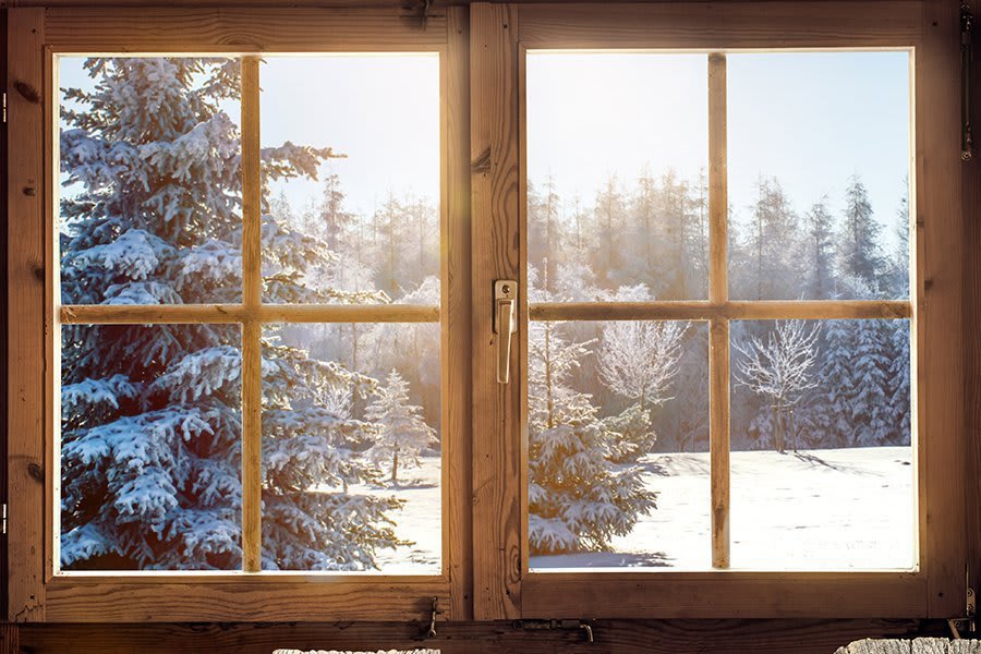 Holzfenster mit Winterlandschaft