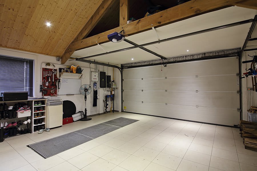 Geräumige Garage von innen mit großer Stellfläche