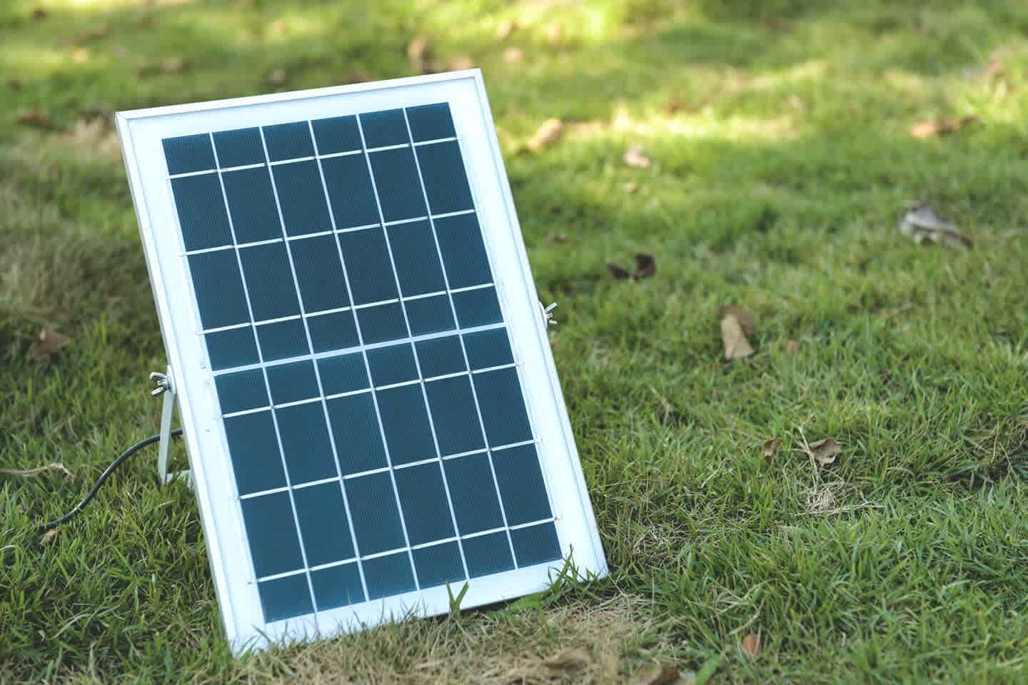 Solarmodul auf Rasen