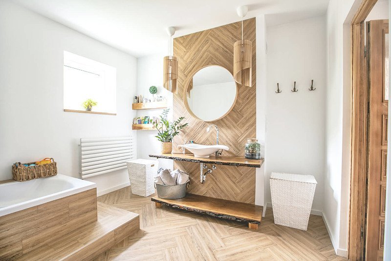 Badezimmer mit Holzboden