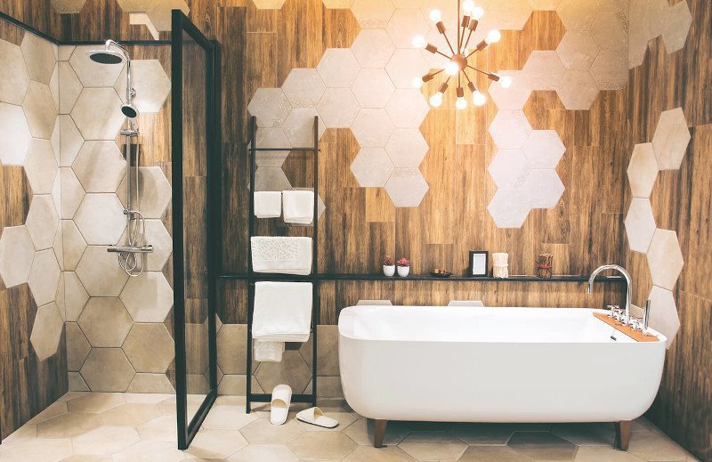Badezimmer mit Holzvertäfelung an der Wand