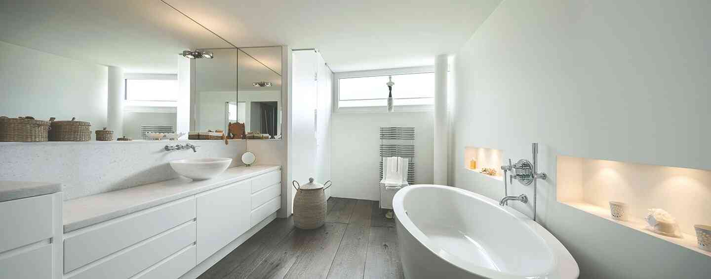 Modernes Badezimmer mit weißen Möbeln