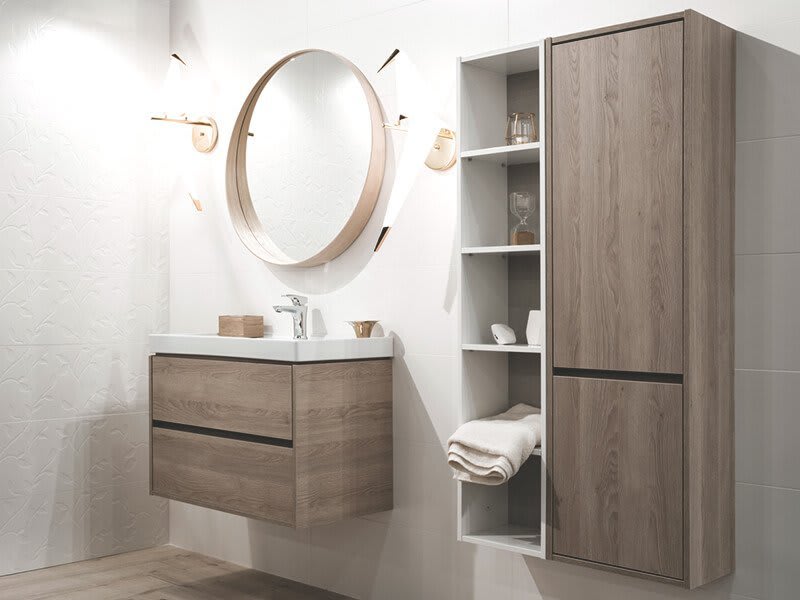Badezimmer mit Holzmöbeln und einem Spiegel