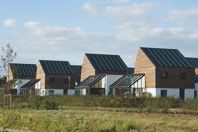 Mehrere Häuser mit Photovoltaikanlagen auf Hausdächer
