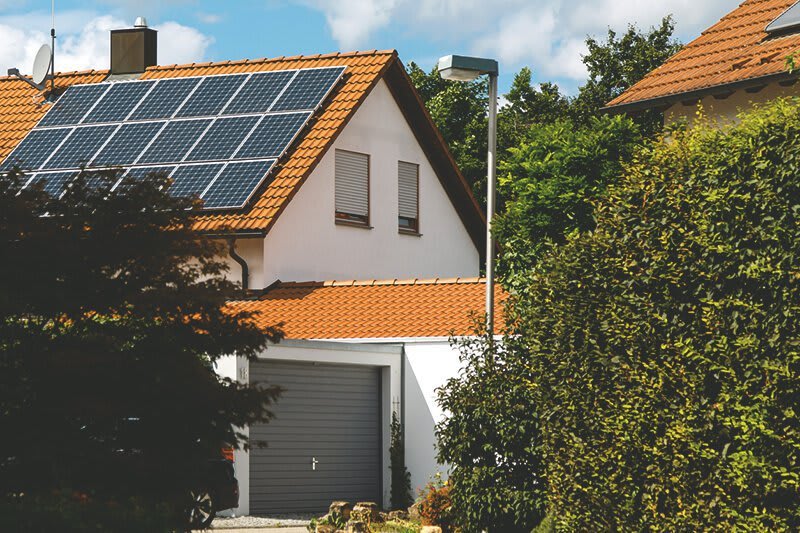 Außenansicht von Haus mit Photovoltaikanlage auf Hausdach