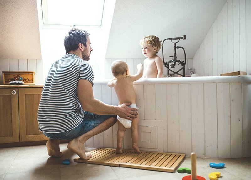 Kinder nehmen ein Bad in einer Großraumwanne
