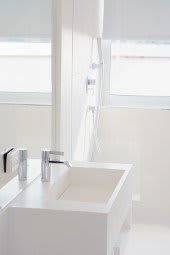Badezimmer mit weißen Waschbecken