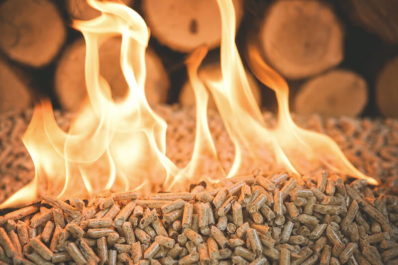Pellets in einer Holzheizung verbrennen