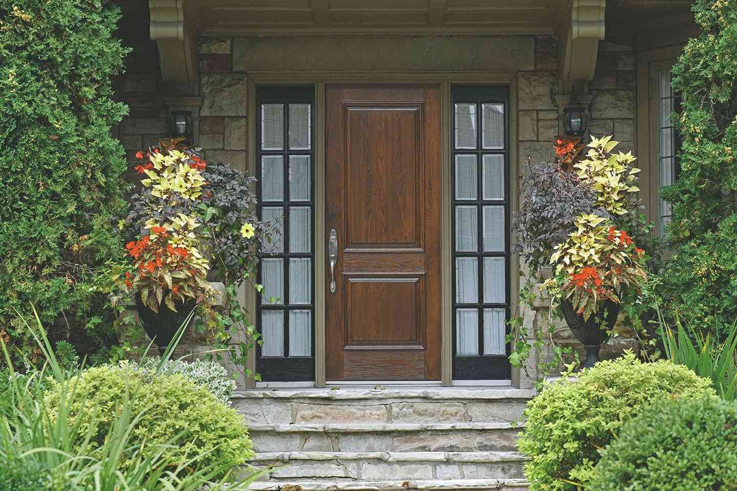 braune Haustür aus Holz mit Seitenfenstern
