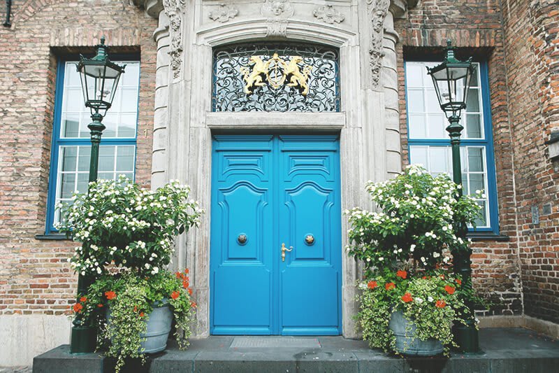 blaue Haustür aus Holz mit Oberlicht