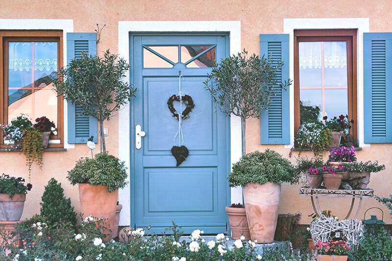 blaue Haustür aus Holz mit Oberlicht