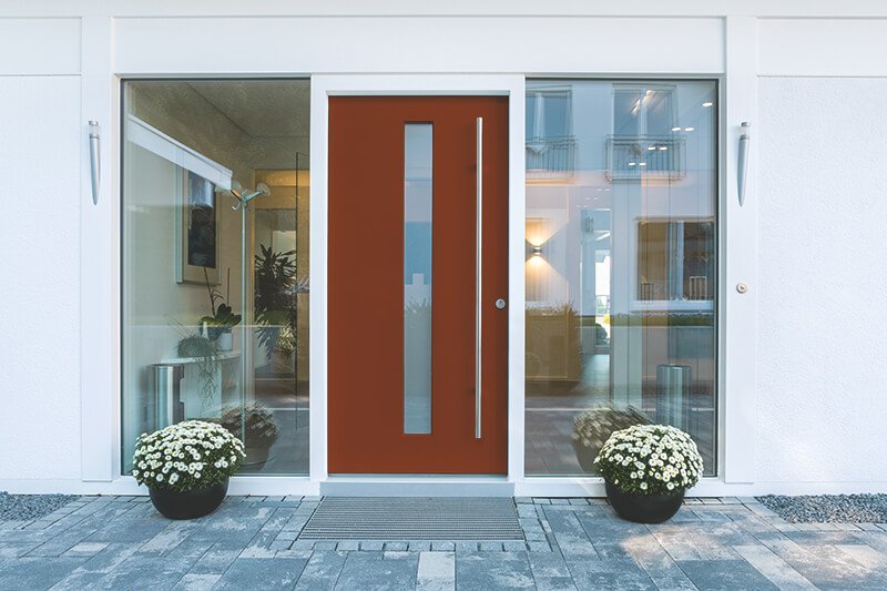 rote Haustür aus Aluminium mit Glaseinsatz und großen Seitenteilen
