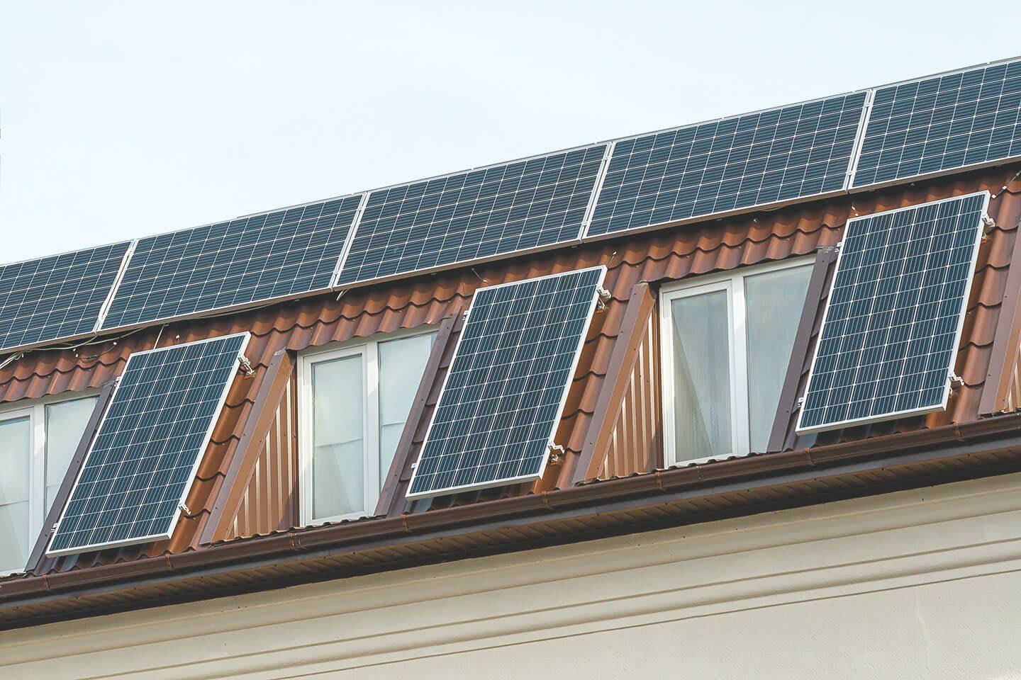 Hausdach mit verschiedenen Solarmodulen