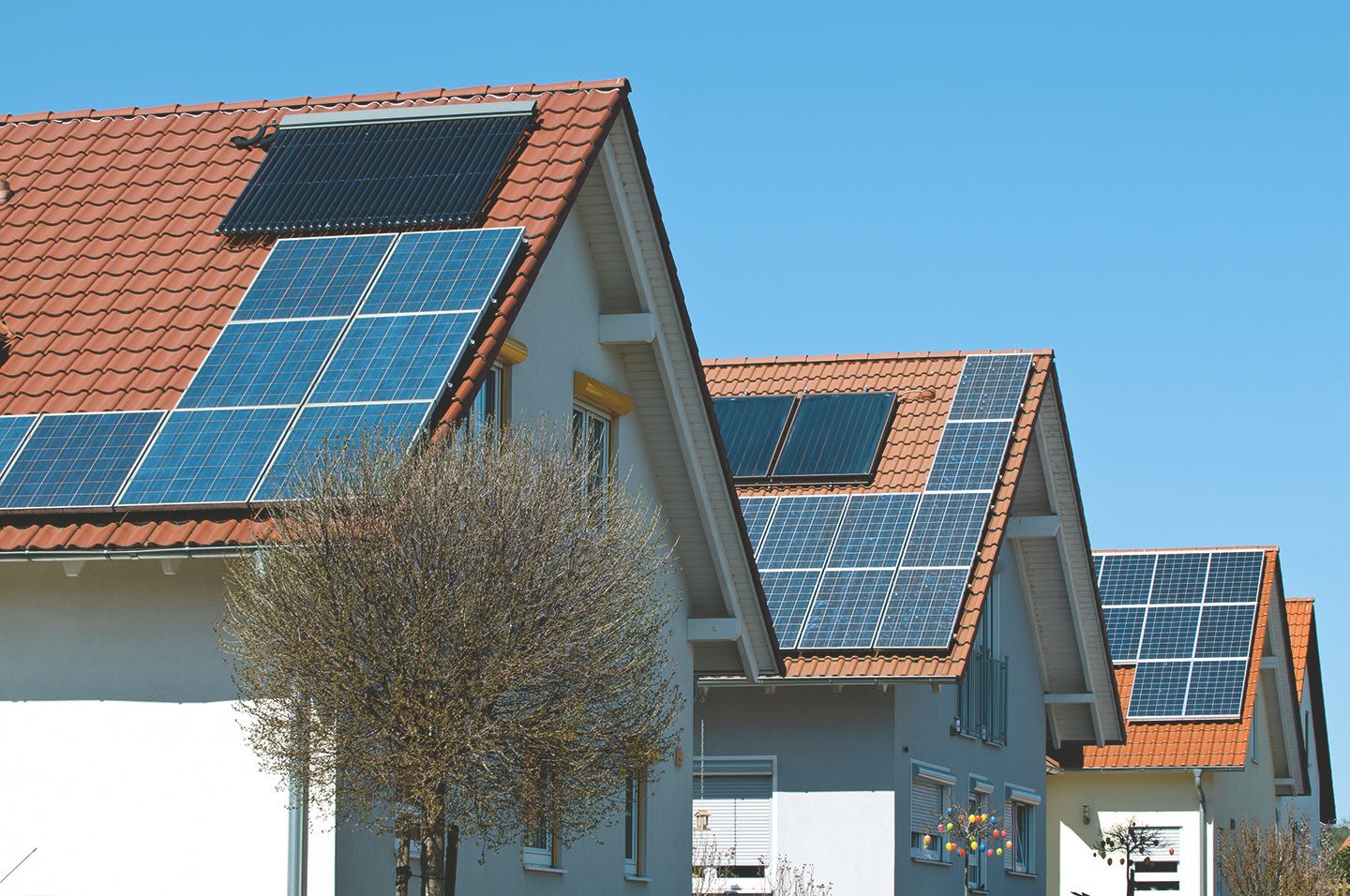 Häuser mit Solaranlagen auf ihren Dächern