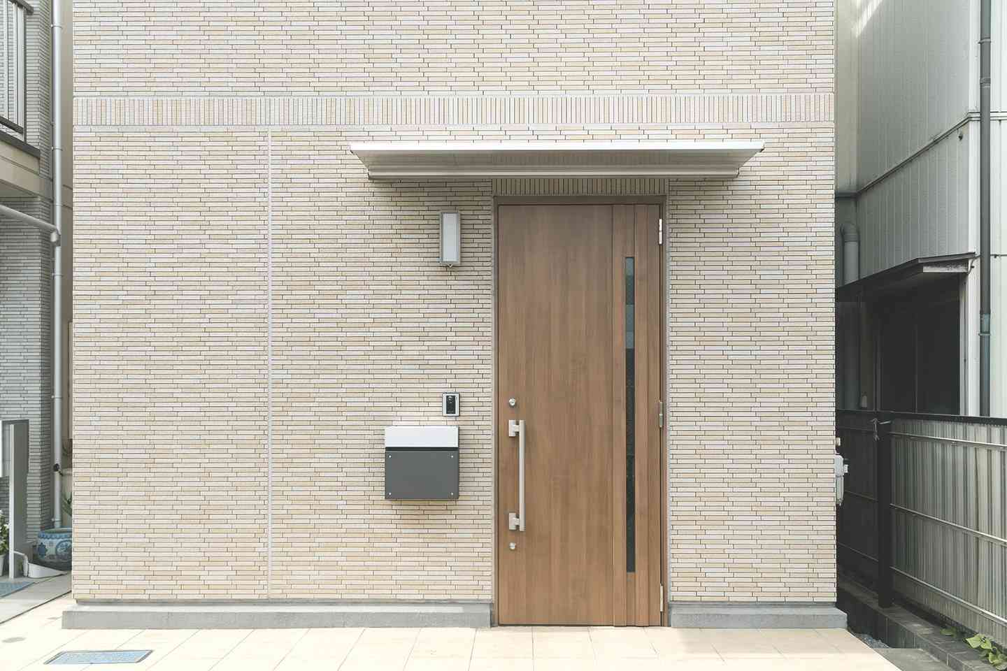 braune Haustür aus Holz mit Glaseinsatz