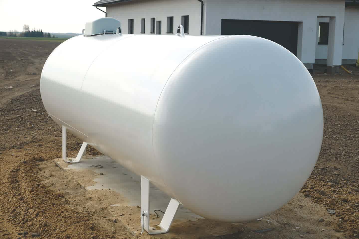 Flüssiggas Tank steht im Garten vor Haus