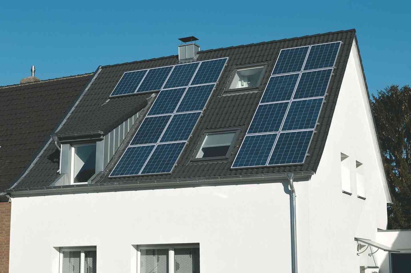 Hausansicht von außen mit Solaranlage auf Dach
