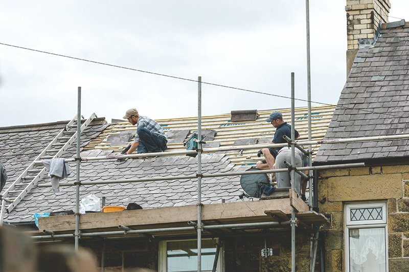 Handwerker reparieren Dach