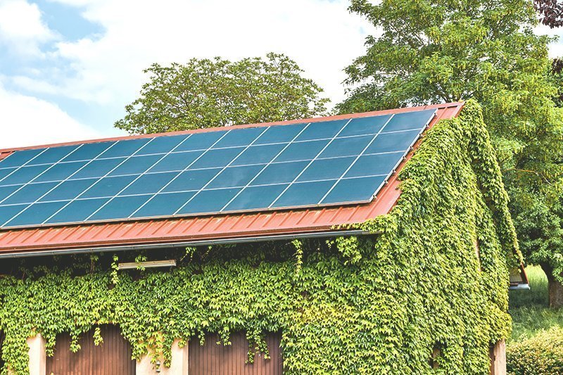 Massivgarage mit Solaranlage auf dem Dach