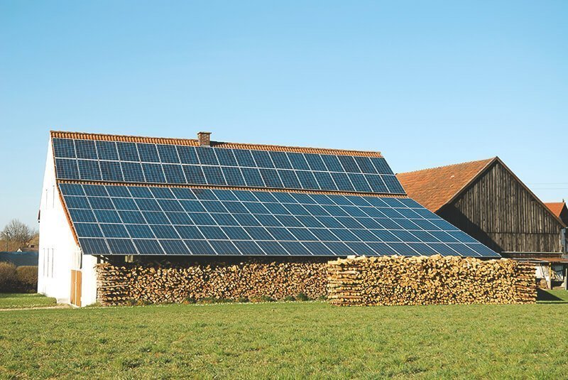 Scheune mit einer Solaranlage auf dem Dach