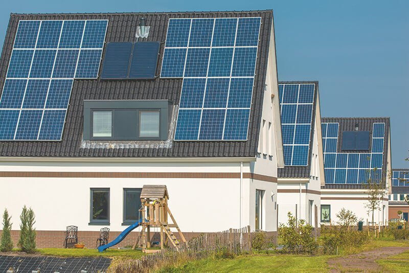 Häusereihe mit Solaranlagen auf Dächern